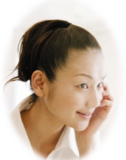 美白ケアをする女性