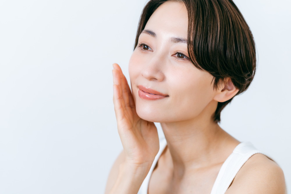 お肌を整える女性