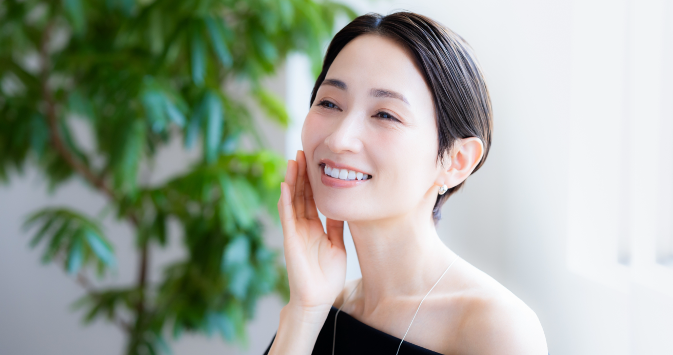 アルブチン化粧品を使う女性